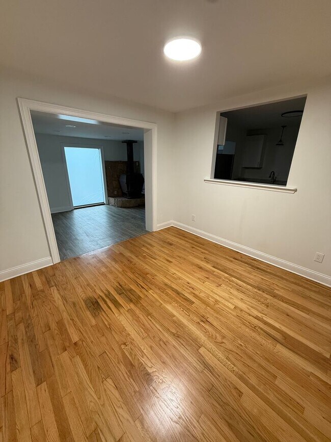 Building Photo - 325 Mayo St