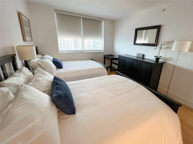 Building Photo - 1155 Brickell Bay Dr