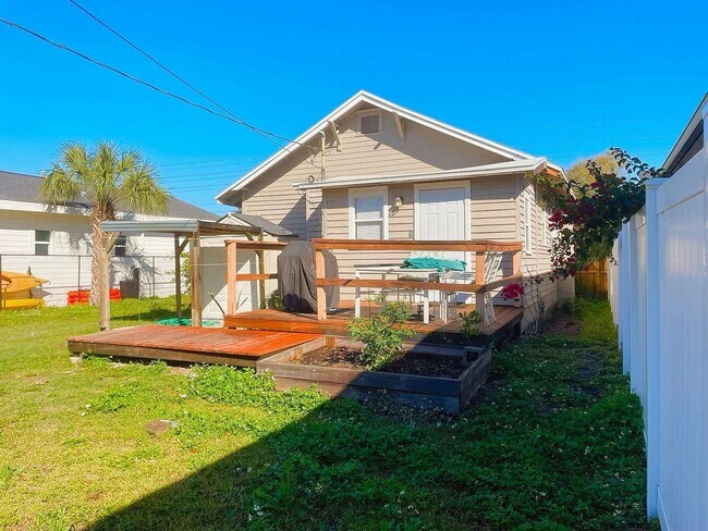Building Photo - Charming bungalow 3/1 pet friendly blocks from Downtown St. Pete