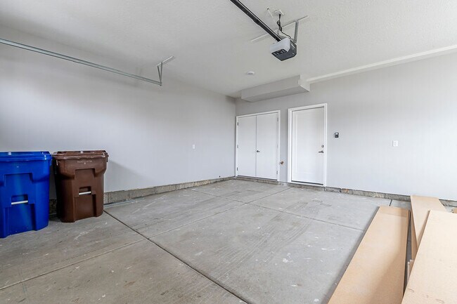 Building Photo - 712 E Zekes Ct