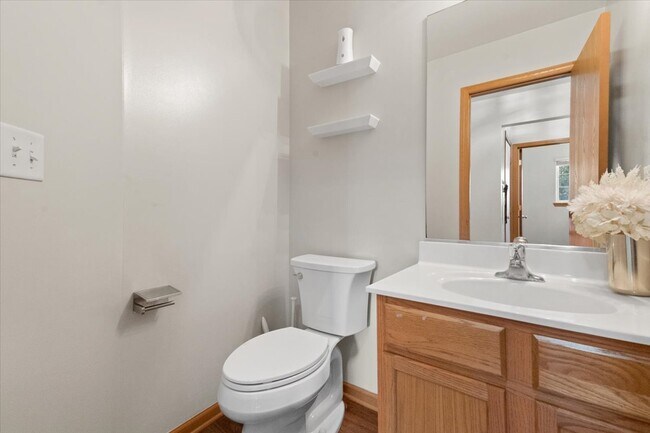 Building Photo - 966 Forest View Way