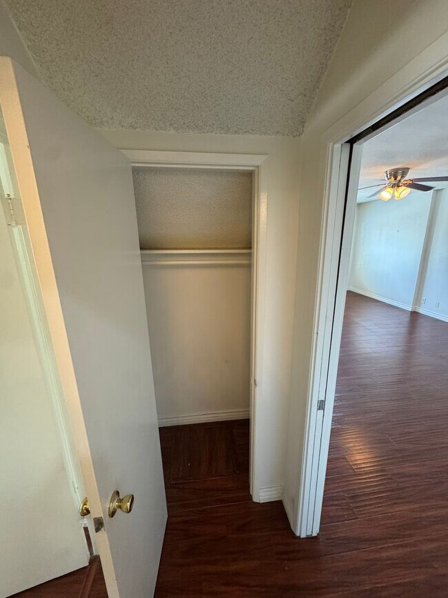 Building Photo - 1073R