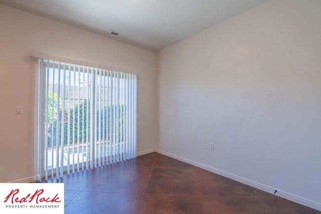 Building Photo - 3 Bedroom & 2.5 Bathroom & Dog Friendly!