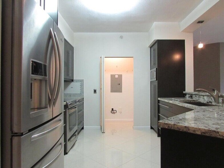 Building Photo - 350 Crestwood Cir