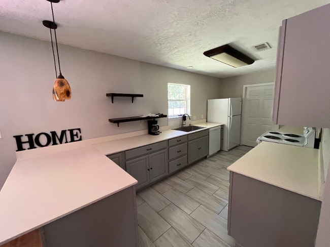 Building Photo - 133 N Ridge Dr