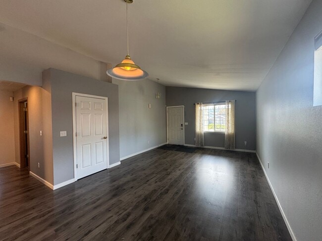Building Photo - Beautiful One Story House - 3 bed in Spanaway!