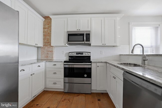 Building Photo - 33 E Front St