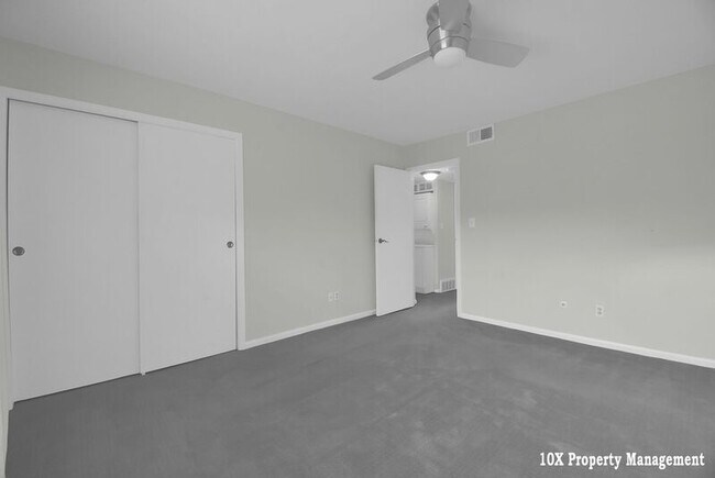 Building Photo - 911 Manor Ln