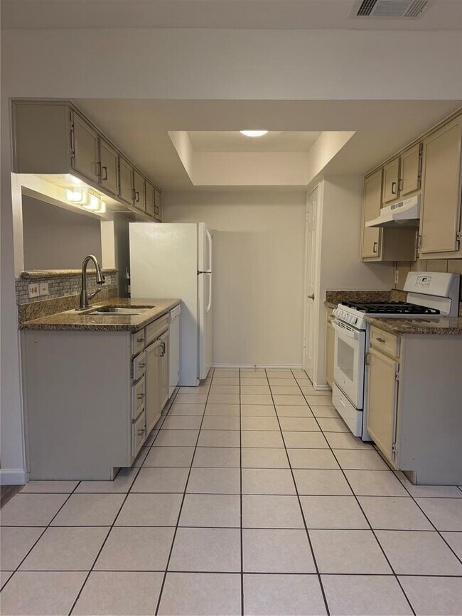 Building Photo - 615 Luther Dr