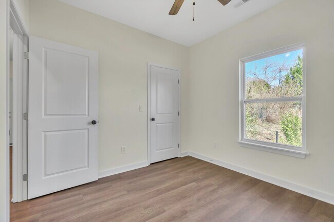 Building Photo - 304 E Hampton Ave