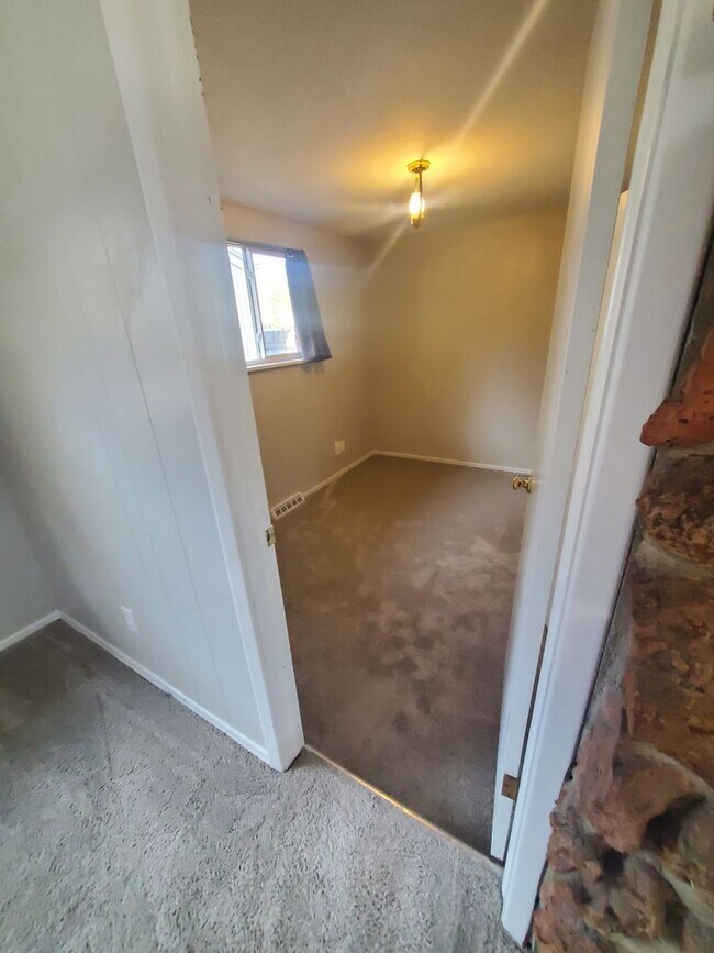 Building Photo - Spacious Ranch Style 4 BR Available in Aug...