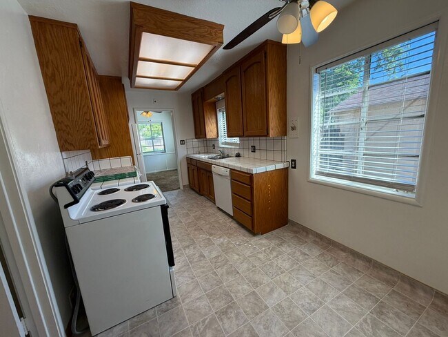 Building Photo - Charming Vintage Gem: Cozy 3-Bedroom Retreat with Timeless Style in Sacramento