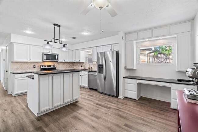 Building Photo - 13818 Menasco Ct