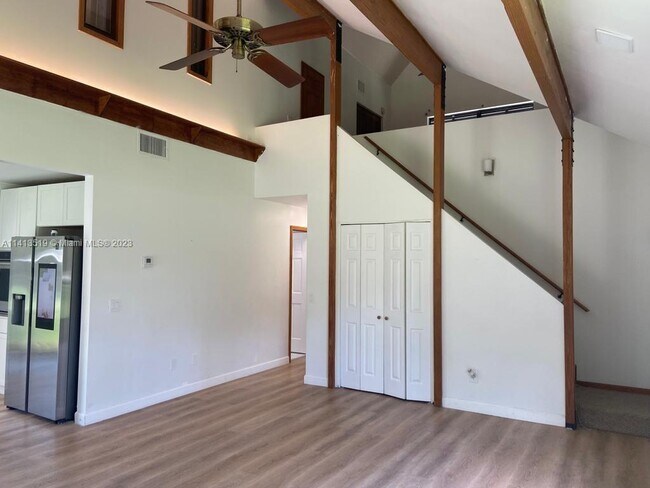 Building Photo - 16059 Wiltshire Dr E