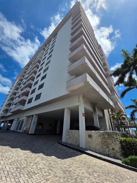 Building Photo - 9225 Collins Ave