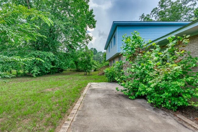 Building Photo - 400 Derby Ln