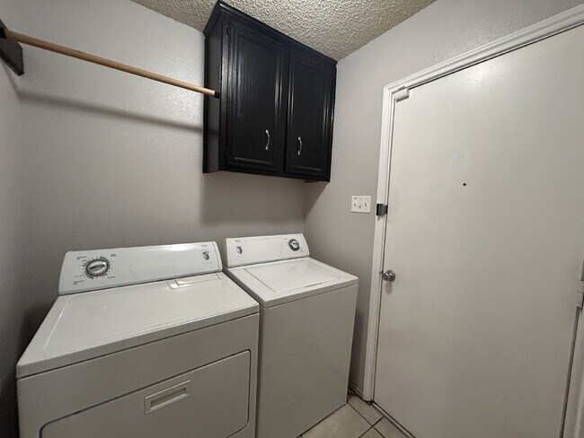 Building Photo - Spacious 2/2/1 Townhouse in Frenship ISD