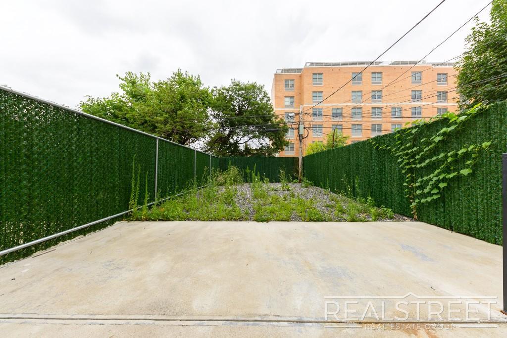 Building Photo - No Fee Large 2+ Bed Duplex w BACKYARD & LAUNDRY In Unit