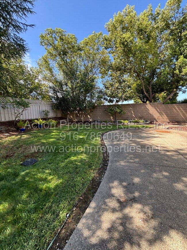 Building Photo - 6000 Buggy Whip Ln