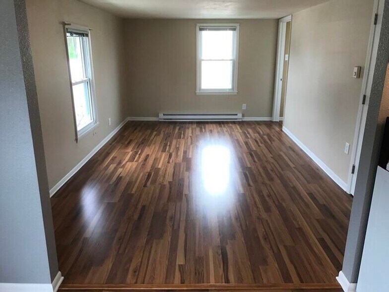 Living room. - 25 W Main St