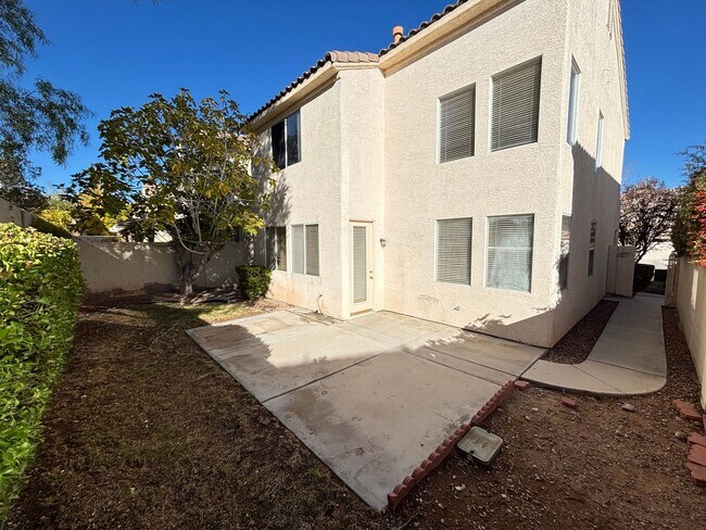 Building Photo - Gorgeous 3BED / 2.5 BATH home located in the gated community of Peccole Ranch. Make the Move for ...