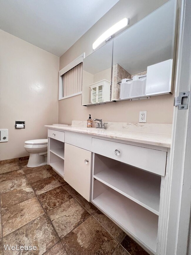Building Photo - 2 br, 2 bath House - 5369 La Jolla Blvd #15