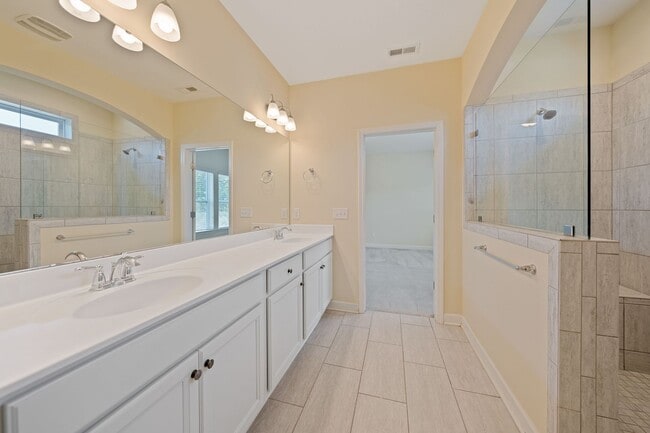 Building Photo - Available June 1!! Beautiful and Bright 4 Bedroom + 2.5 bath home with Loft & Open Floor Plan!