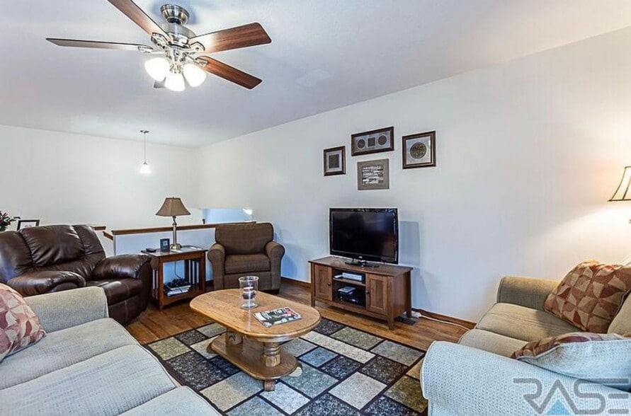 Building Photo - 2720 S Maywood Dr