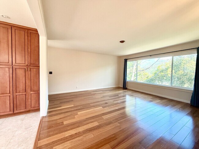 Building Photo - Gorgeously Updated 4-Bed/3-Bath Home & Ent...