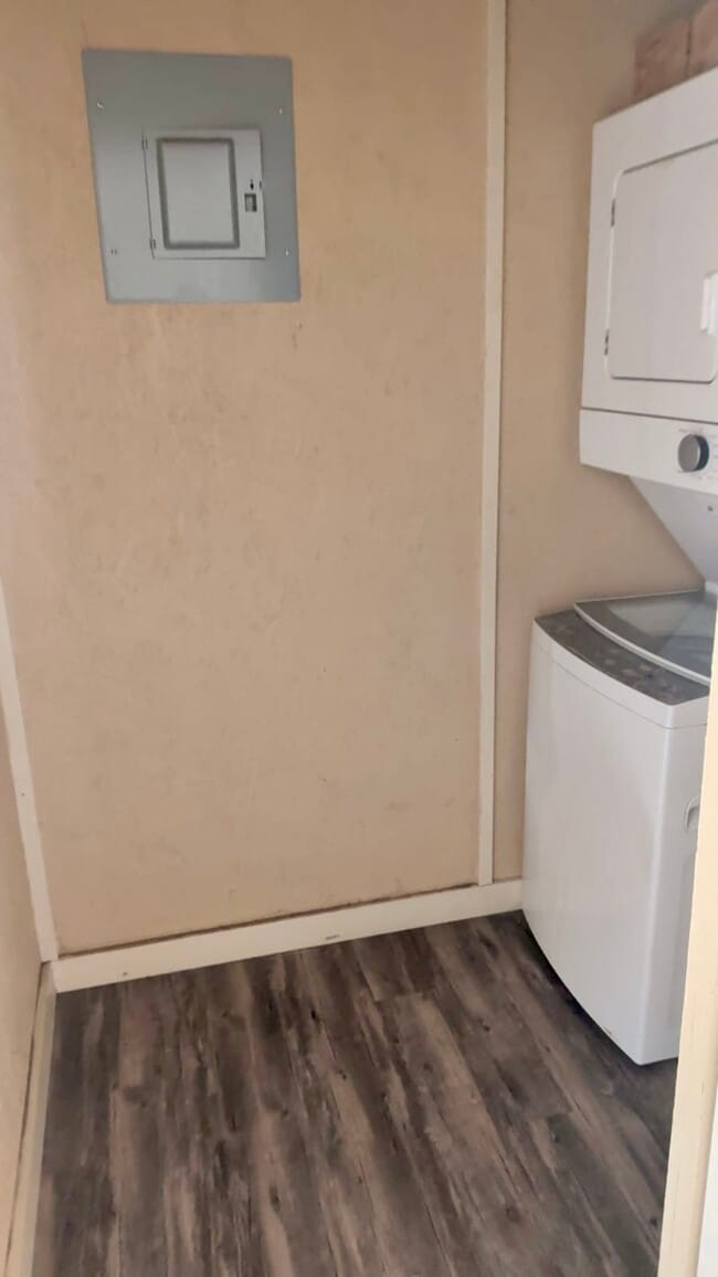 Building Photo - 401 N Clegg St