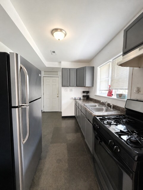 Building Photo - 834 N Christiana Ave