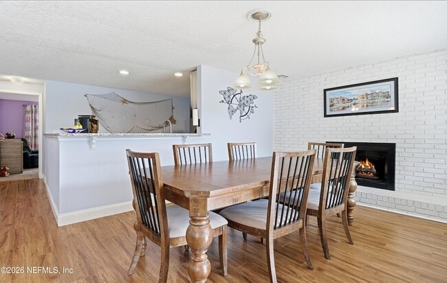 Building Photo - 972 Dostie Cir