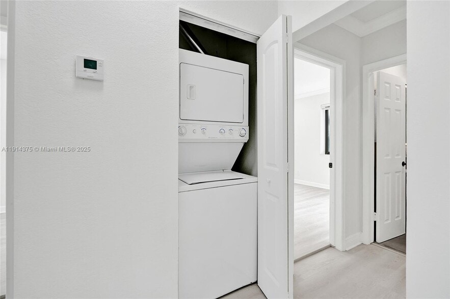 Building Photo - 11643 NE 11th Pl