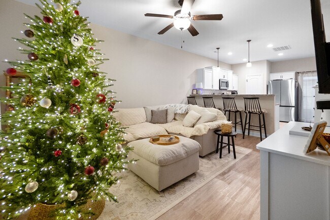 Building Photo - 2 Bed 2.5 Bath Townhome