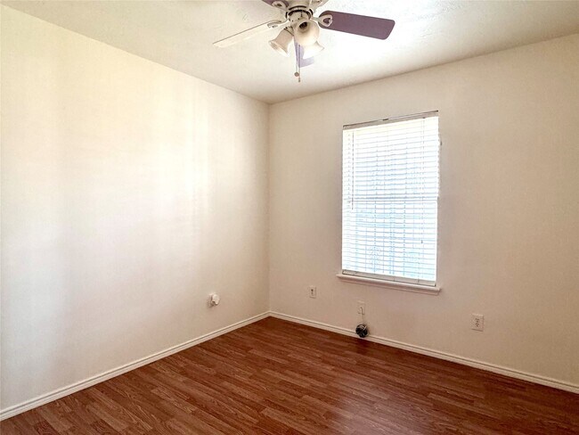 Building Photo - 8225 Gladstone St