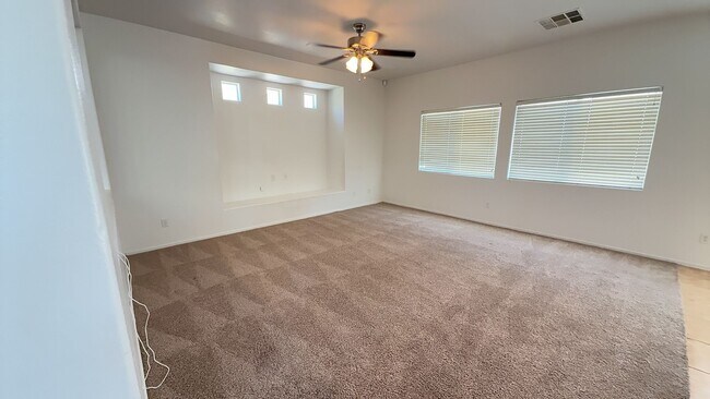 Building Photo - Very Nice 4 bedroom 2 1/2 Bath Home For Re...