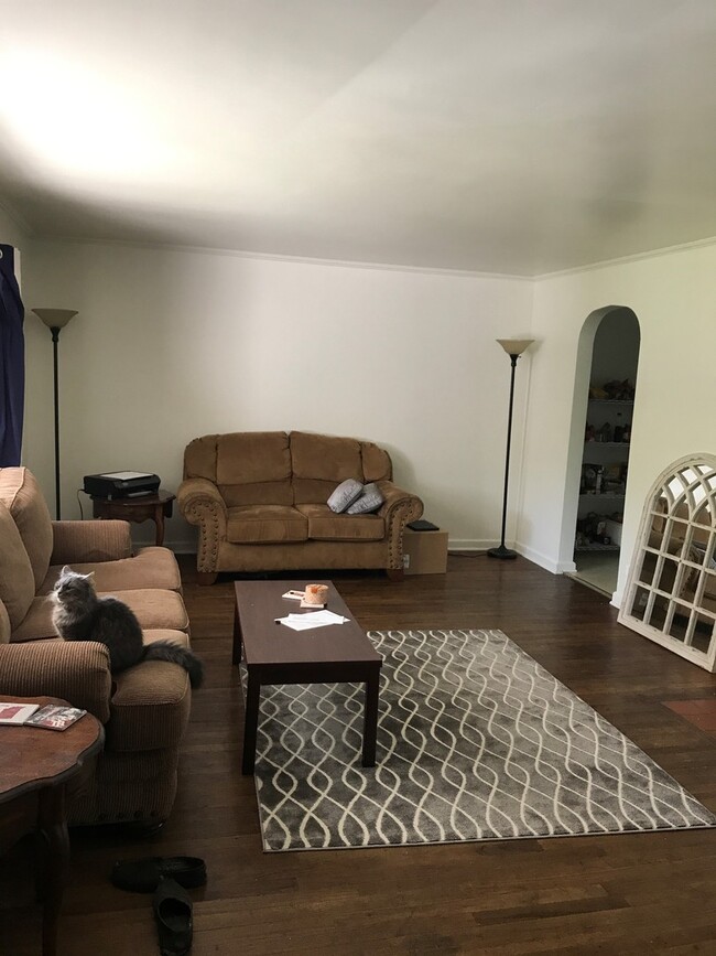 Building Photo - PRICED REDUCED 3 Bedroom House AVAILABLE A...