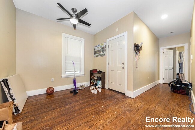 Building Photo - 1566 Tremont St