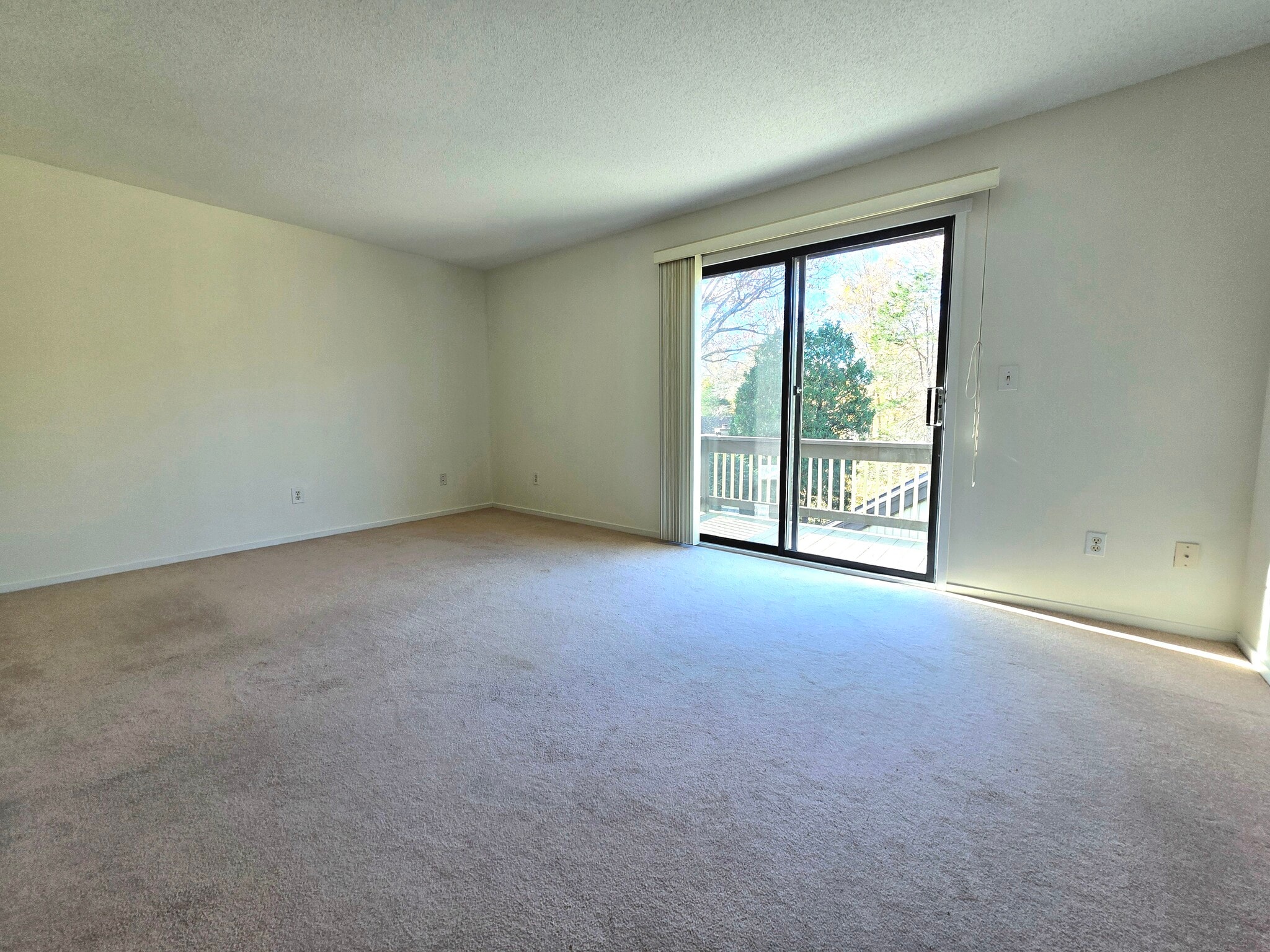 Bedroom with balcony - 563 Heritage Vlg
