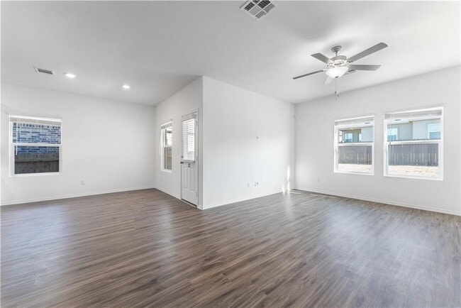 Building Photo - 924 Bluewood Bend