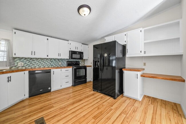 Building Photo - 315 Riverview Dr