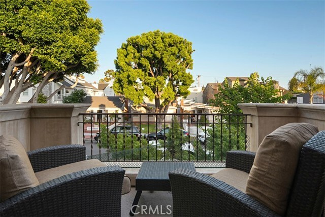 Building Photo - 613 Begonia Ave