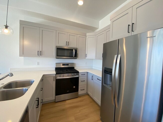 Building Photo - SPACIOUS TOWNHOME AVAILABLE FOR RENT