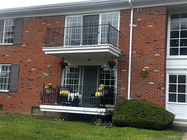 Primary Photo - 458 Fox Hills Dr S