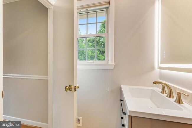 Building Photo - 1023 Westbriar Dr NE
