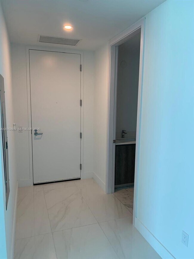 Building Photo - 17550 Collins Ave