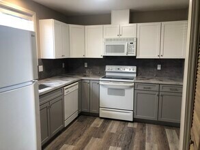 Building Photo - 100 Maple St