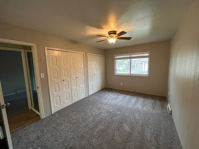 Building Photo - 3 bed 2 bath townhouse - Great Location