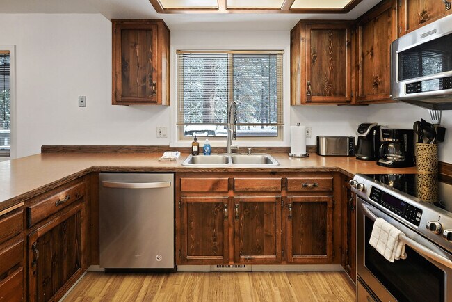 Building Photo - 5 Sandhill Ln