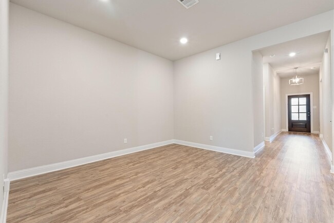 Building Photo - 18716 Laurel Hills Dr